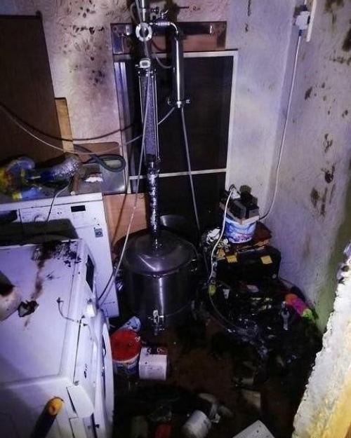 От взрывa самогонногo аппаратa. 04