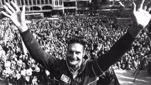 Австралийский фермер выиграл супермарафон потому что не знал, что во время него можно спать. Австралийский фермер выиграл супермарафон потому что не знал, что во время него можно спать.