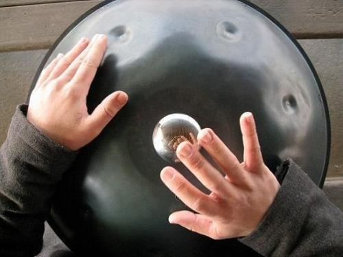 В звуках ханга заключена нежность, но не менее важно то, что лежит между ними и заставляет прислушаться к себе - тишина ….