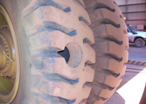 Чем проткнули колесо карьерного самосвала. 01