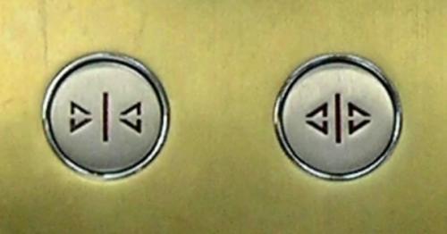 Кнопка закрытия двери на лифте ничего не делает. 01