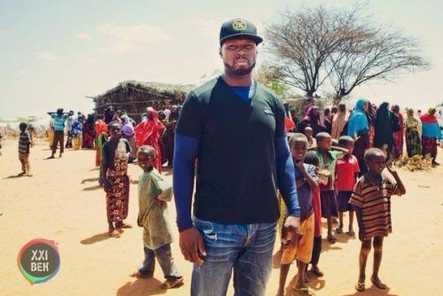 Известный рэп - исполнитель 50 Cent планирует накормить один миллиард людей в Африке в 2016 году. 01