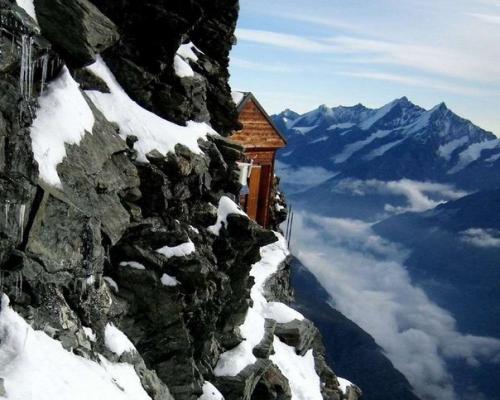 Домик - хижина солвей хат расположен на высоте 4003 метров на северо-восточном гребне горы маттерхорн в Швейцарии.  