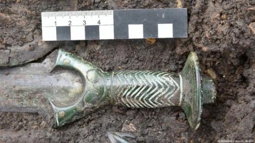 Немецкие археологи нашли идеально сохранившийся бронзовый меч возрастом в 3000 лет. 02