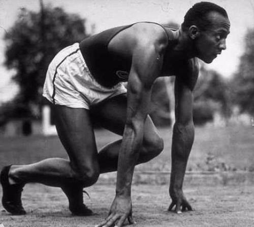 До 1887 г. все бегуны стояли на старте в полный рост, ожидая команды начать бег. 

