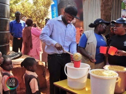 Известный рэп - исполнитель 50 Cent планирует накормить один миллиард людей в Африке в 2016 году. 03