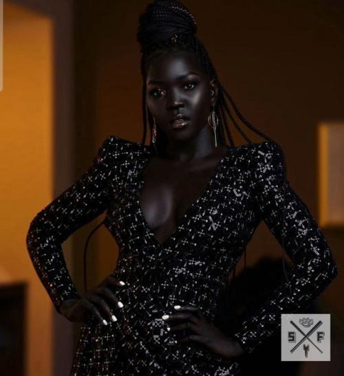 Ньяким гатвех - модель из южного Судана, известная своим необычайно темным цветом кожи, что принесло ей прозвище Королева Тьмы. 01