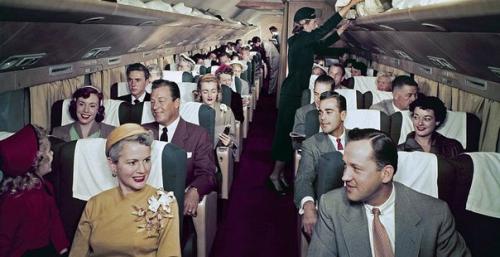 В 1950-е годы состоятельные пассажиры путешествовали в комфорте, который мало кто мог позволить себе в ту эпоху. 04