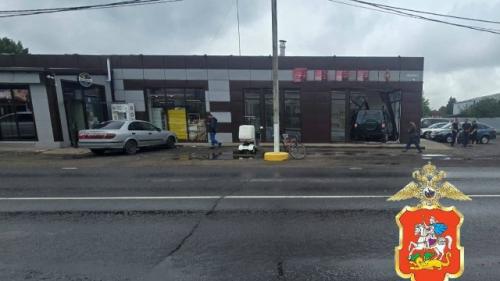 В пушкино уаз протаранил магазин и покалечил покупательницу.

