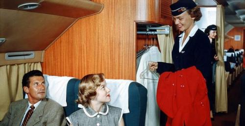 В 1950-е годы состоятельные пассажиры путешествовали в комфорте, который мало кто мог позволить себе в ту эпоху. 03