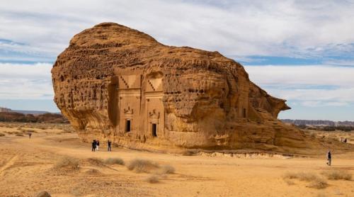 Скальные барельефы неизвестной цивилизации посреди пустыни в саудовской Аравии. 01