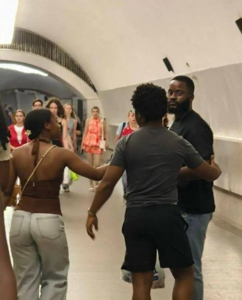 В московском метро агрессивный иностранец руку пенсионеру сломал.

