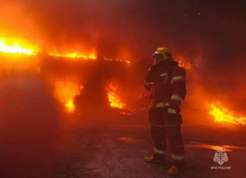 Гигантский пожар охватил 82 тысячи квадратов логистического центра в Петербурге.

