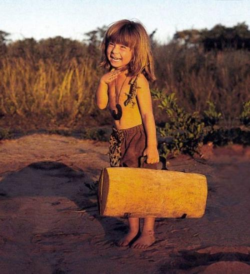 Девочка типпи и африканские дикие животные.

