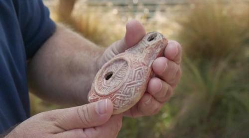 Отлично сохранившаяся керамическая масляная лампа была недавно найдена во время археологических раскопок на масличной горе в Иерусалиме. 02