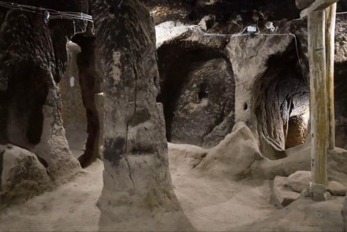 Монастырь в скале гюмюшлер - пещерный монастырь византийской эпохи в регионе каппадокия (ныне территория Турции. 05