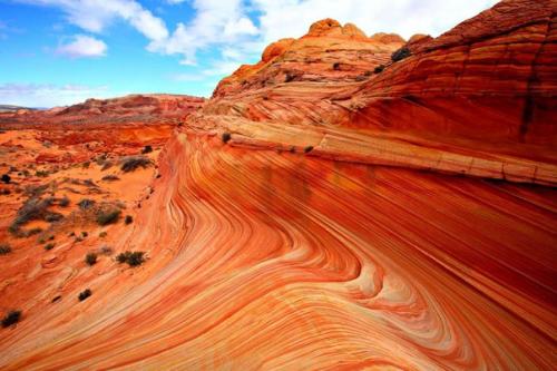 Волна (The Wave) - естественная галерея из песка и скал, располагается вдоль границы штатов юты и аризоны в США.