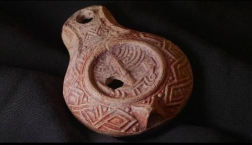 Отлично сохранившаяся керамическая масляная лампа была недавно найдена во время археологических раскопок на масличной горе в Иерусалиме. 01