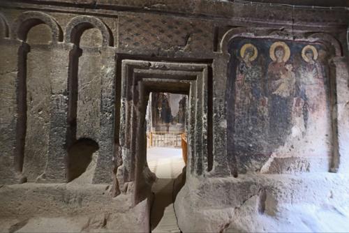 Монастырь в скале гюмюшлер - пещерный монастырь византийской эпохи в регионе каппадокия (ныне территория Турции. 01