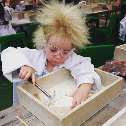 Семилетняя шила йин - одна из почти ста человек на планете, которые страдают от синдрома нерасчесываемых волос. 03