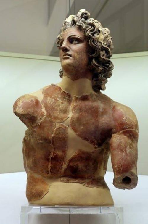 Малоизвестная терракотовая статуя из храма Аполлона скассато, великая Греция (кастеллана, Италия. 01