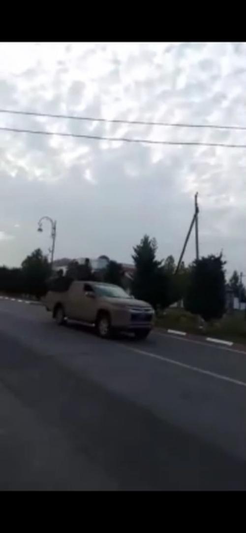 Азербайджанское сообщество Азербайджан Ордусу опубликовало видео, как вооружённые люди на пикапах едут в сторону фронта - к границе Армении. 01
