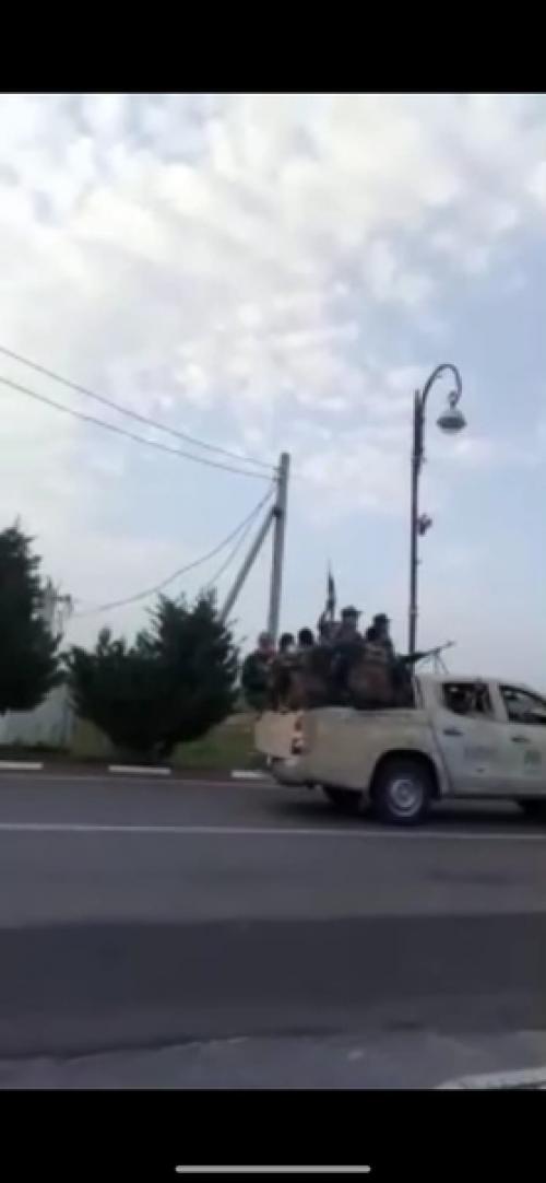 Азербайджанское сообщество Азербайджан Ордусу опубликовало видео, как вооружённые люди на пикапах едут в сторону фронта - к границе Армении. 02