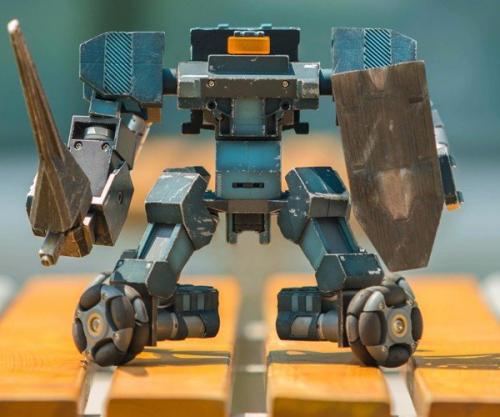 Персональный боевой робот, управляемый смартфоном.