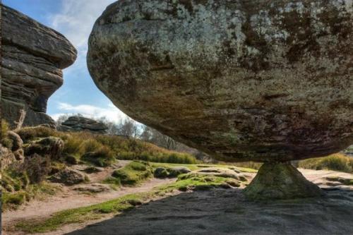 Чудо природы: каменные глыбы, которые будто повисли в воздухе. 09 Чудо природы: каменные глыбы, которые будто повисли в воздухе. 09