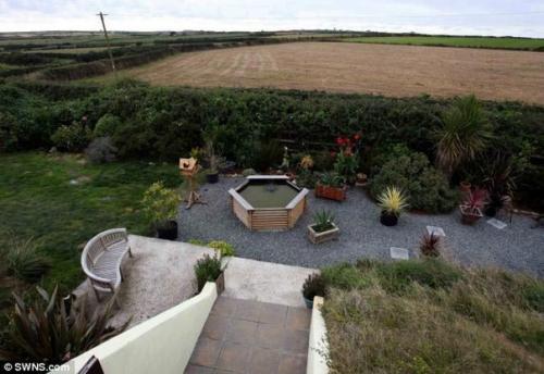 Женщина бункер второй мировой в трёхкомнатный дом превратила. 04 Женщина бункер второй мировой в трёхкомнатный дом превратила. 04