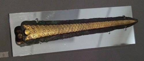 Великолепные ахейские бронзовые кинжалы, украшенные серебром и золотом. 01