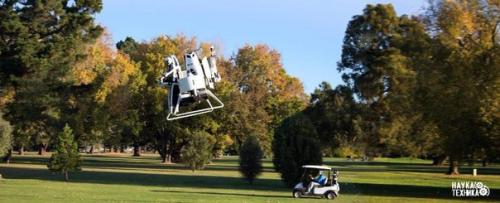 Профессиональный гольфист летающий гольфкар разработал.

