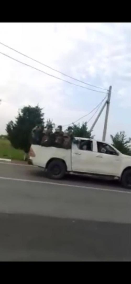 Азербайджанское сообщество Азербайджан Ордусу опубликовало видео, как вооружённые люди на пикапах едут в сторону фронта - к границе Армении. 04