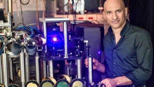 Учёный искусственную чёрную дыру в лабораторных условиях создал. Учёный искусственную чёрную дыру в лабораторных условиях создал.