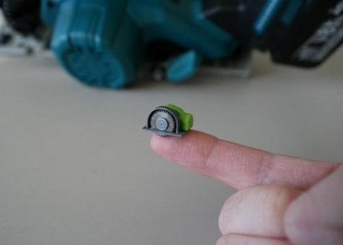 На 3D-принтере напечатали самую маленькую в мире циркулярную пилу.