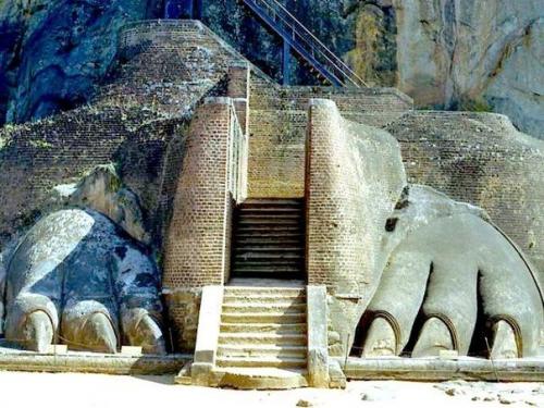 Горный дворец в Сигирии. 01 Горный дворец в Сигирии. 01