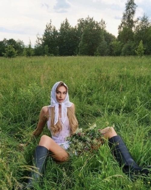 42-Летняя фотомодель алена водонаева в своей новой фотосессии. 02