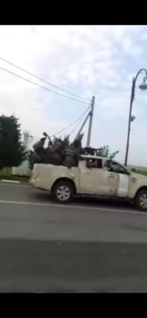 Азербайджанское сообщество Азербайджан Ордусу опубликовало видео, как вооружённые люди на пикапах едут в сторону фронта - к границе Армении. 03