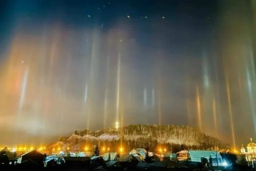 В нескольких российских регионах появились два Солнца и вертикальные лучи света. 02