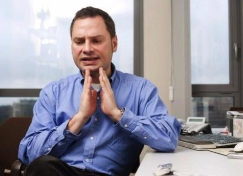 Почему Иоаннис иконом свободно говорит на 32-х языках? 

