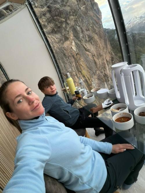 Юлия Барановская с детьми остановилась в отеле Ovo Patagonia, который находится в Аргентине и предлагает проживание в экстремальных условиях. 

