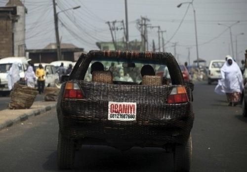 Африканец автомобиль из лозы сплел. 05