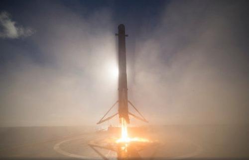 Spacex показала момент приземления ракеты Falcon 9. 01