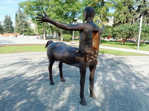 Необычные памятники.  Аленка - паленка. 04