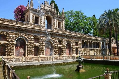 Севильский алькасар. Королевский дворец в Испании, построенный в XIV веке, известен своими мудехарскими архитектурными элементами. 02