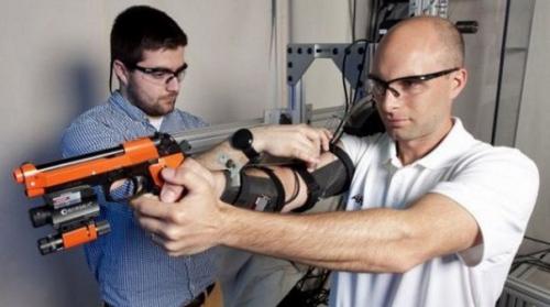 Армия США разрабатывает экзоскелет, который сделает из каждого солдата идеального стрелка. Армия США разрабатывает экзоскелет, который сделает из каждого солдата идеального стрелка.