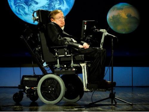 Стивен хокинг собственную теорию черных дыр предложил.