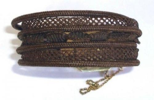 В викторианскую эпоху в Европе были очень популярны мемориальные украшения из волос. 06