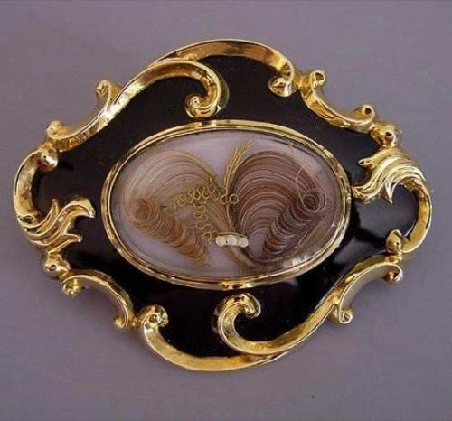 В викторианскую эпоху в Европе были очень популярны мемориальные украшения из волос. 04