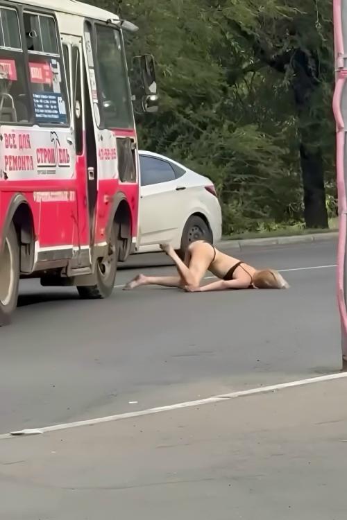 В Оренбурге полуобнажённая неадекватная мадам бросалась прямо под проезжающие мимо автомобили.

